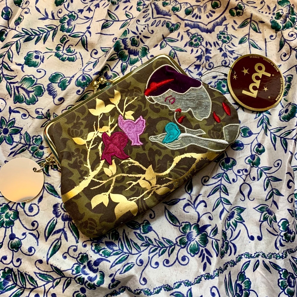 *NWT* Snow White Clutch 🍎👛